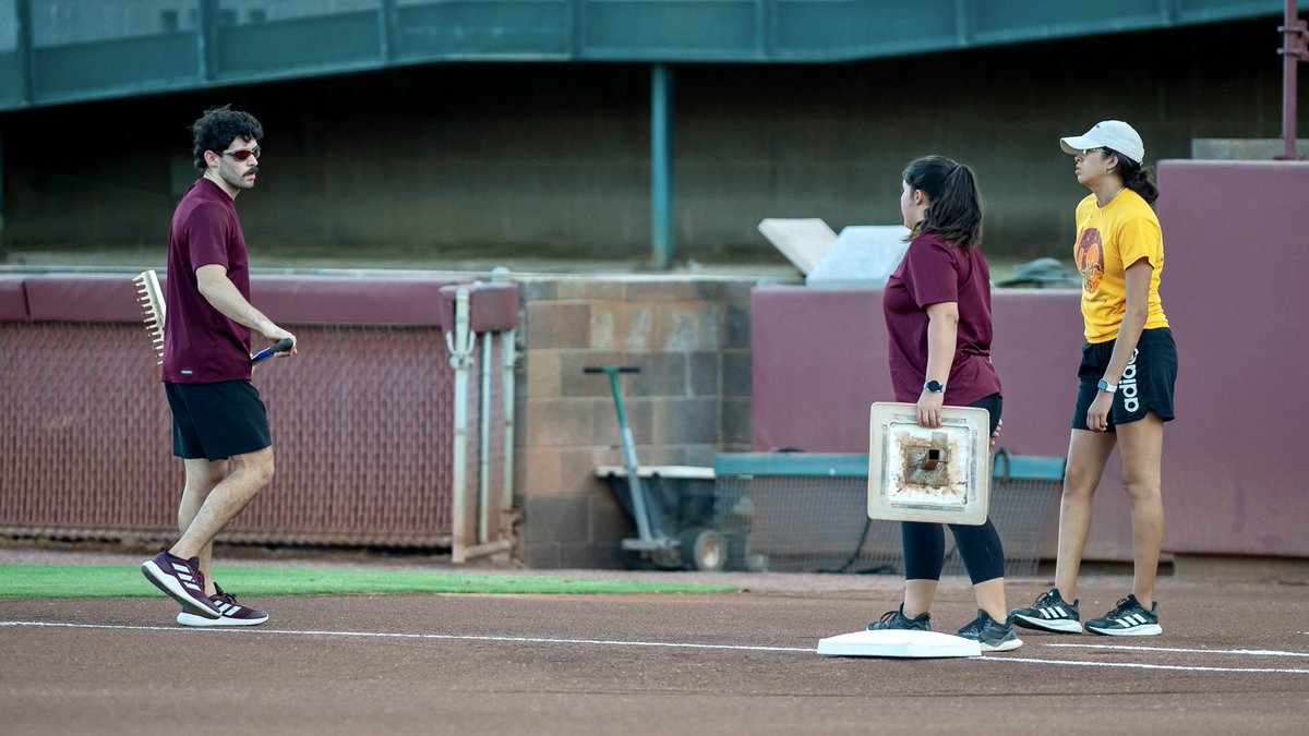 PhotoSilvas's tweet image. Good to see Farrington’s A Team @ASU_gcs making the field look great.