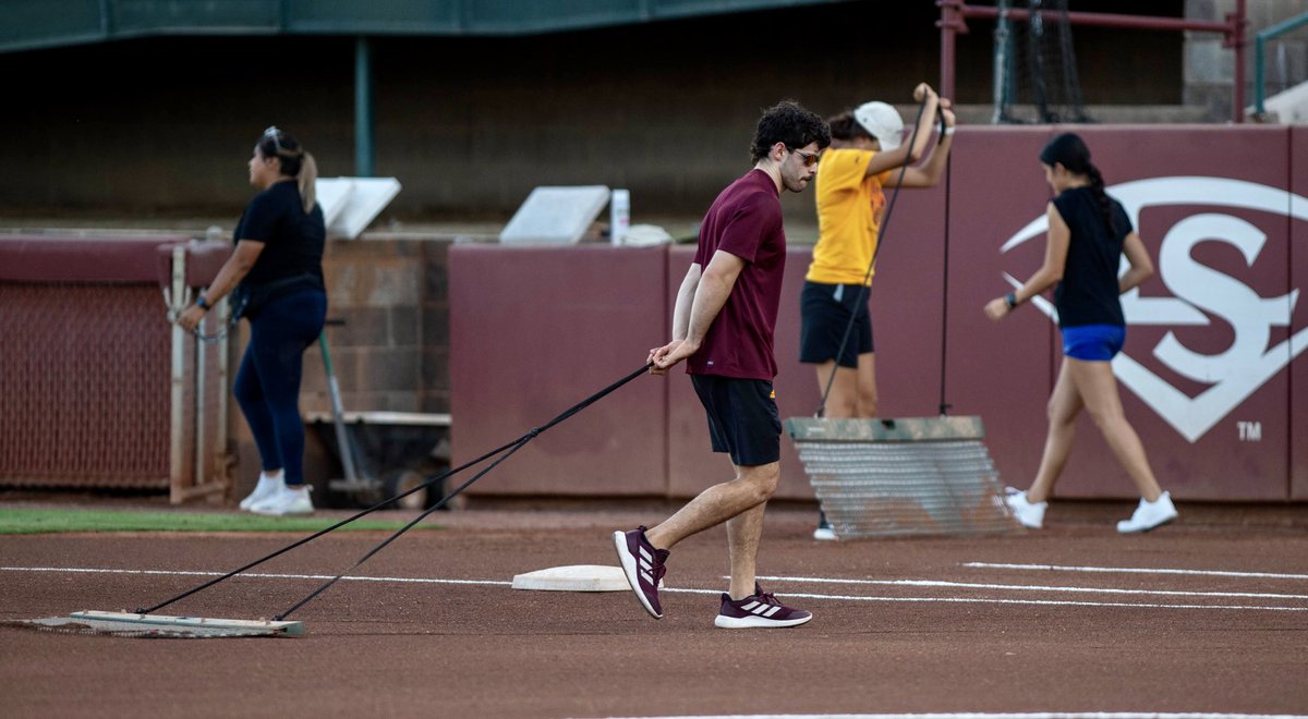 PhotoSilvas's tweet image. Good to see Farrington’s A Team @ASU_gcs making the field look great.