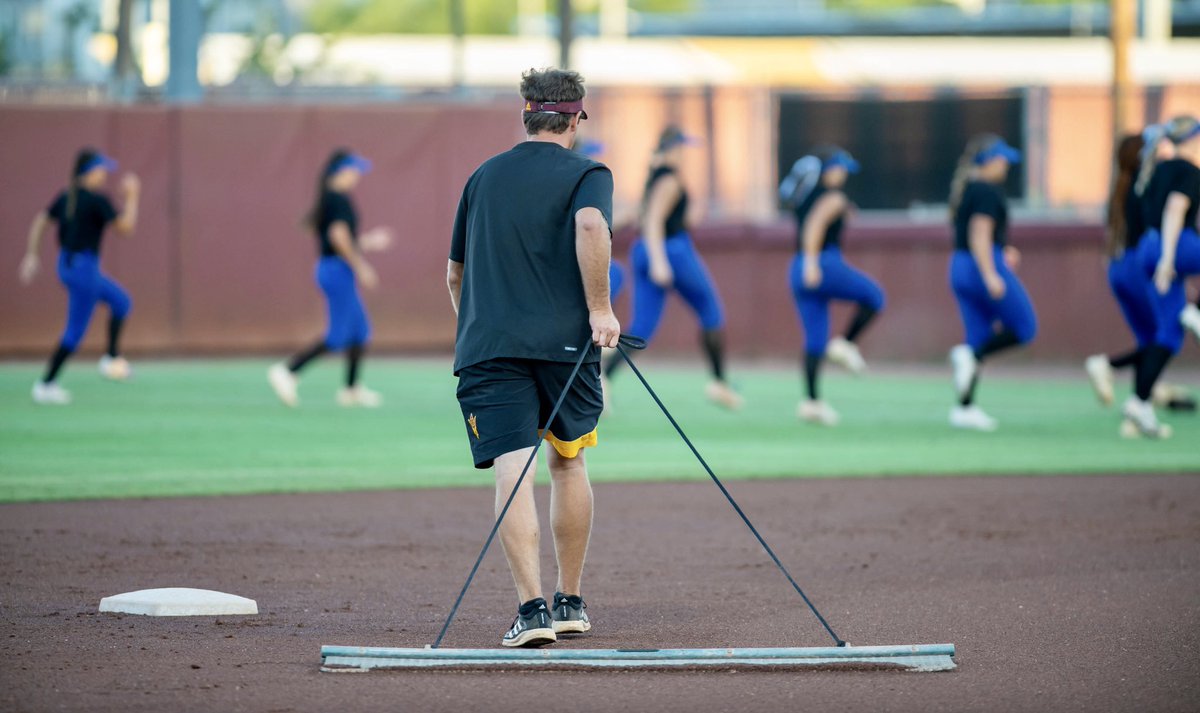 PhotoSilvas's tweet image. Good to see Farrington’s A Team @ASU_gcs making the field look great.