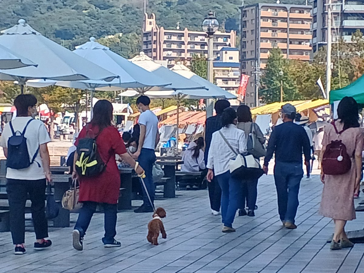 marukenramen's tweet photo. 10/2本日は門司港レトロで営業しています。

「他人のラーメンを否定するものは、自らラーメンを受けるに値しない。」リンカーンのようにバナナマンより。

今日の門司港は、天気いいです。オクトー��ーフェストも開かれ、コスプレピクニックも開かれ、まるでパラダイスのようです! https://t.co/qZmnBb68Ud