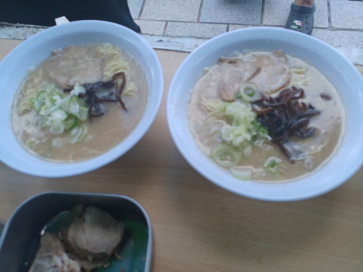 marukenramen's tweet photo. 10/2本日は門司港レトロで営業しています。

「他人のラーメンを否定するものは、自らラーメンを受けるに値しない。」リンカーンのようにバナナマンより。

今日の門司港は、天気いいです。オクトー��ーフェストも開かれ、コスプレピクニックも開かれ、まるでパラダイスのようです! https://t.co/qZmnBb68Ud