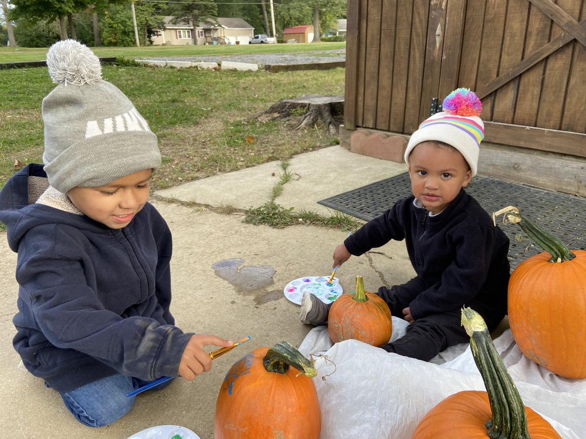 raknotts07's tweet photo. we had a fun day 🍎🍩🎃❤️ ended the night with a bonfire 🔥 https://t.co/odCIBg28kP