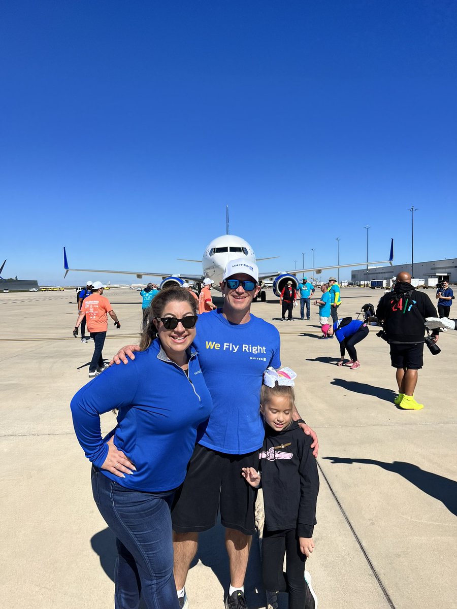 ArtemisUAL's tweet photo. We had the best time pulling the plane and raising money for @SpecialOlympics Audrey’s only complaint - it was too quick!!! 🤩🤣#GoodLeadstheWay #beingUnited @united @lucbondar @mileageplusmike @davidhaztweet https://t.co/v9iZl6kvxW