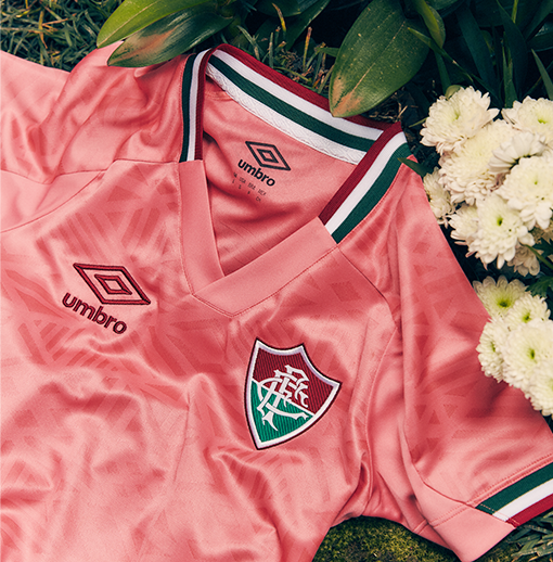 UmbroBrasil's tweet photo. No Outubro Rosa, o @FluminenseFC veste uma armadura especial. Lado a lado, de mãos dadas, enfrentamos o mesmo mal. #PerguntaPraElas #Femama https://t.co/Zaz5zXpkJU