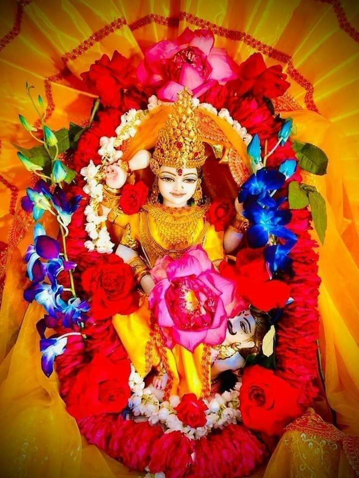 baglamukhipuja's tweet photo. मन को अनन्य भाव से एकनिष्ठ कर मनुष्य को सदैव माँ बगलामुखी के पादारविन्दों का ध्यान करना चाहिए। https://t.co/qQzC3x6xiW