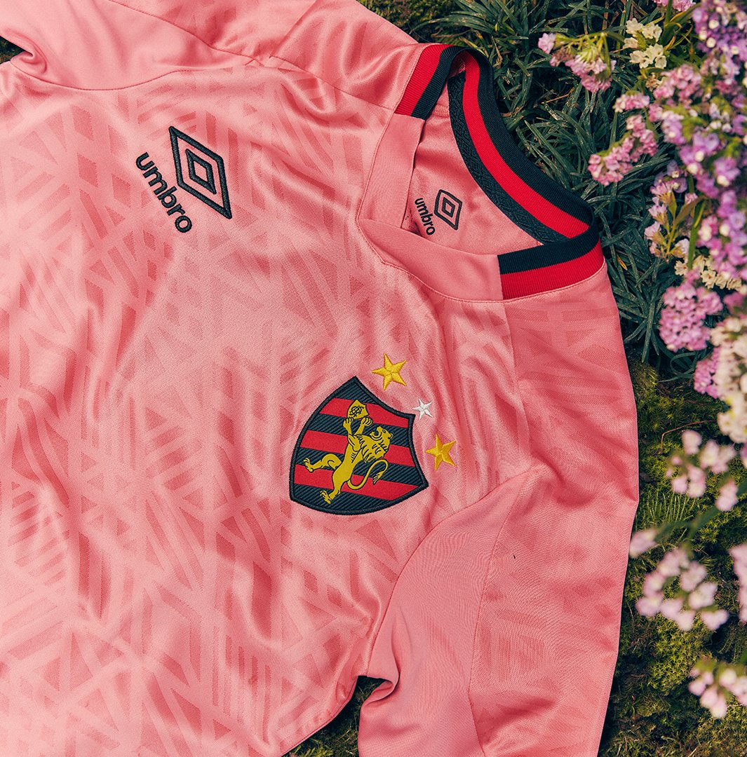 UmbroBrasil's tweet photo. O Leão também está no Outubro Rosa pela conscientização. Uma nova cor para adicionar ao rubro-negro. Uma causa para levar no coração. #PerguntaPraElas #Femama @SportRecife https://t.co/Cso2WjqzeB
