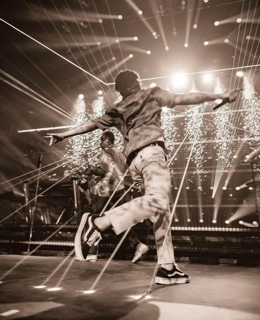 seven11yonce's tweet photo. The smile, the pose, the outfit, and the vibe! Love the new pics @BrunoMars ! Can’t wait to see you again on stage soon!!! #brunomars #amazing ❤️ https://t.co/RLf999Eadt