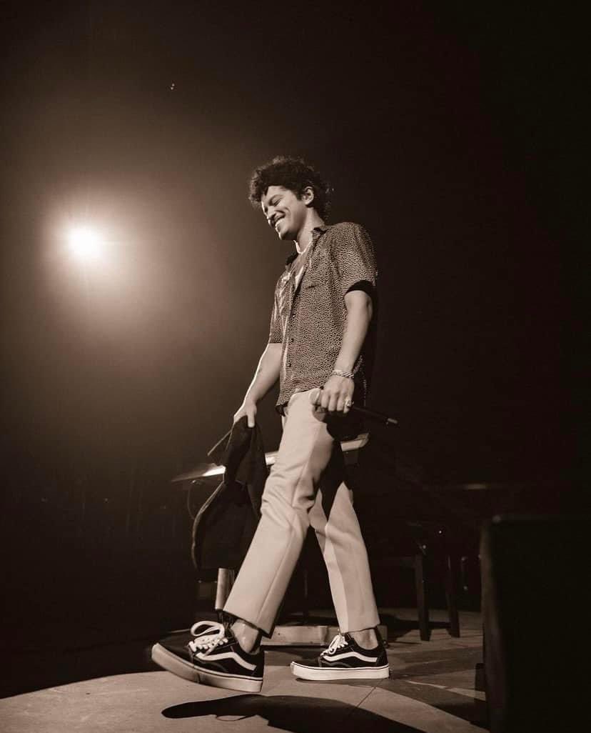 seven11yonce's tweet photo. The smile, the pose, the outfit, and the vibe! Love the new pics @BrunoMars ! Can’t wait to see you again on stage soon!!! #brunomars #amazing ❤️ https://t.co/RLf999Eadt