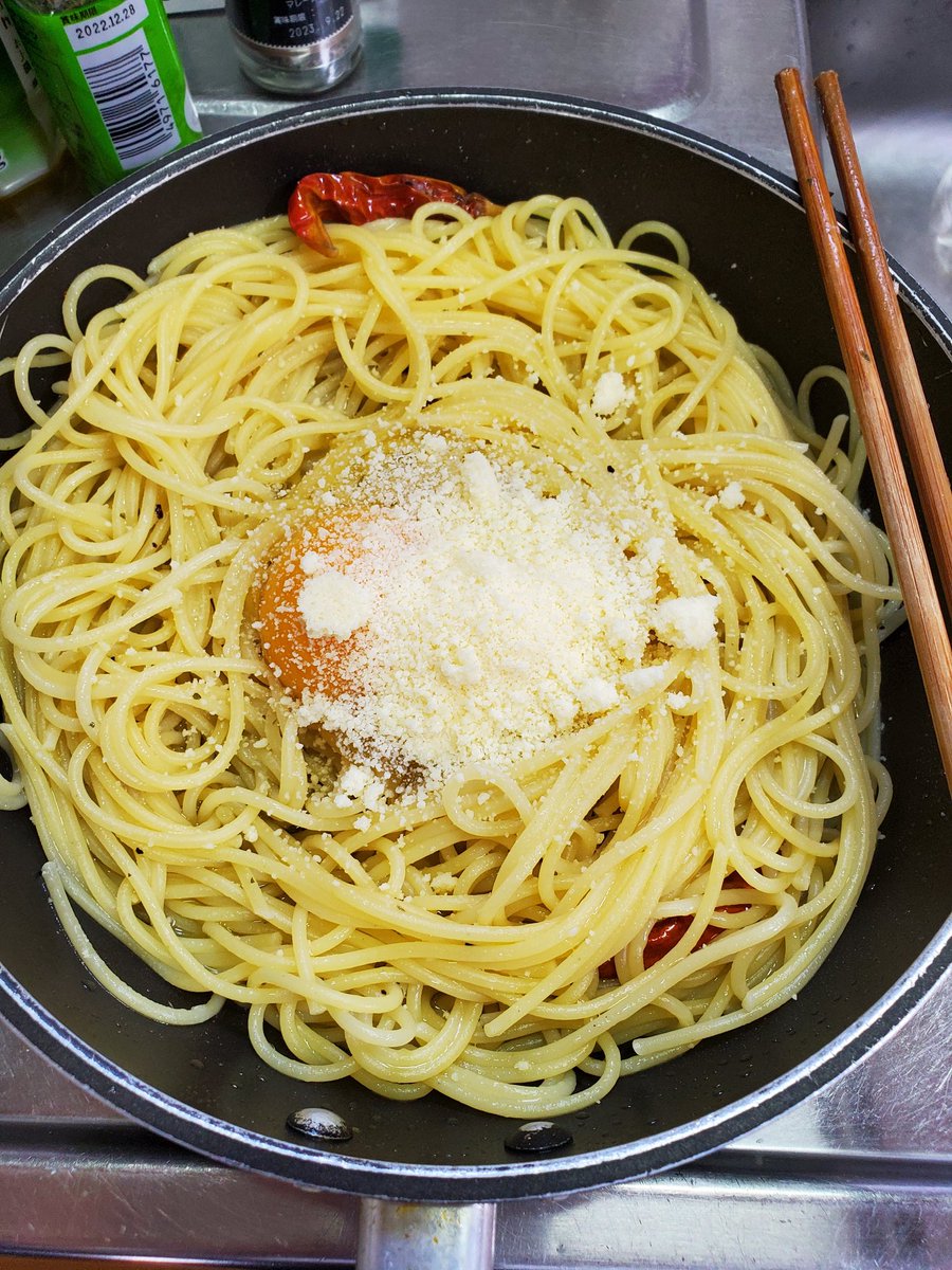 パスタが噛み切れるくらいに茹で上がったらソースにぶち込んで中火で炒めるけど水分飛びすぎないように。火から下ろして卵とパルメザンチーズ入れてギリギリまで水分が飛ぶくらいまで撓めて完成。 