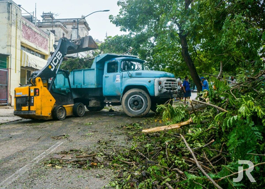 DrRobertoMOjeda's tweet photo. Intensas jornadas de trabajo en el occidente de #Cuba, avanza la recuperación de los daños en los territorios afectados con la participación activa de la población en los barrios. #FuerzaCuba @DiazCanelB https://t.co/j9Bal0EJgX