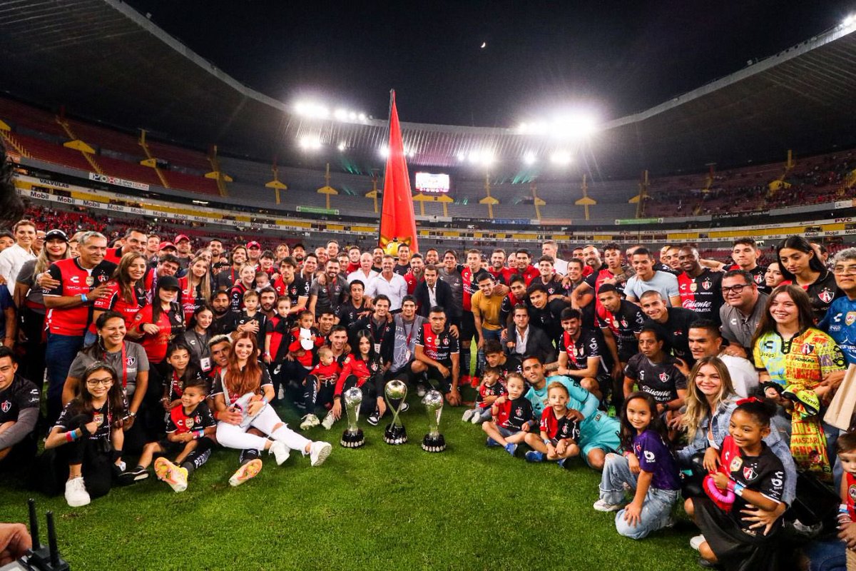 Hoy cerramos un ciclo que quedará siempre en nuestra historia, gracias a todos (afición, jugadores, CT, directiva y colaboradores) por su compromiso y entrega. Mil veces arriba el <a href="/AtlasFC/">Atlas FC</a>