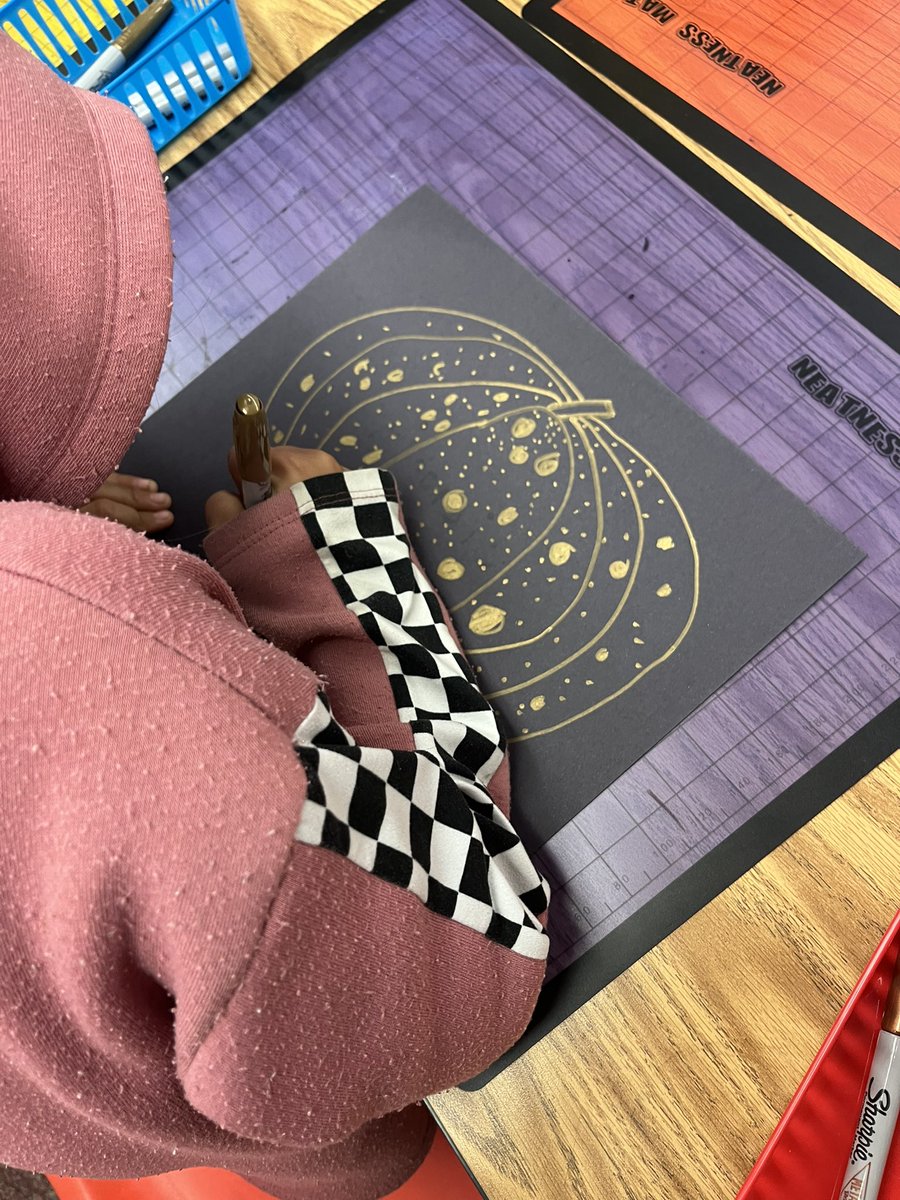 We are learning about Japanese artist Yayoi Kusama and her beautiful art! We are drawing pumpkins in the style of Kusama on black paper with metallic markers and covering them with polka dots like the artist. Our students have been making beautiful pieces! #VisaliaUSD