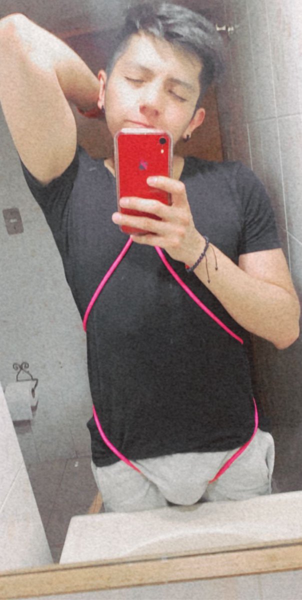 ChemicalNoaj's tweet photo. Cómo que así no se usa la cuerda para saltar? #latinmen #gay #gayboy #badgay #bad https://t.co/pkka6NCSzy