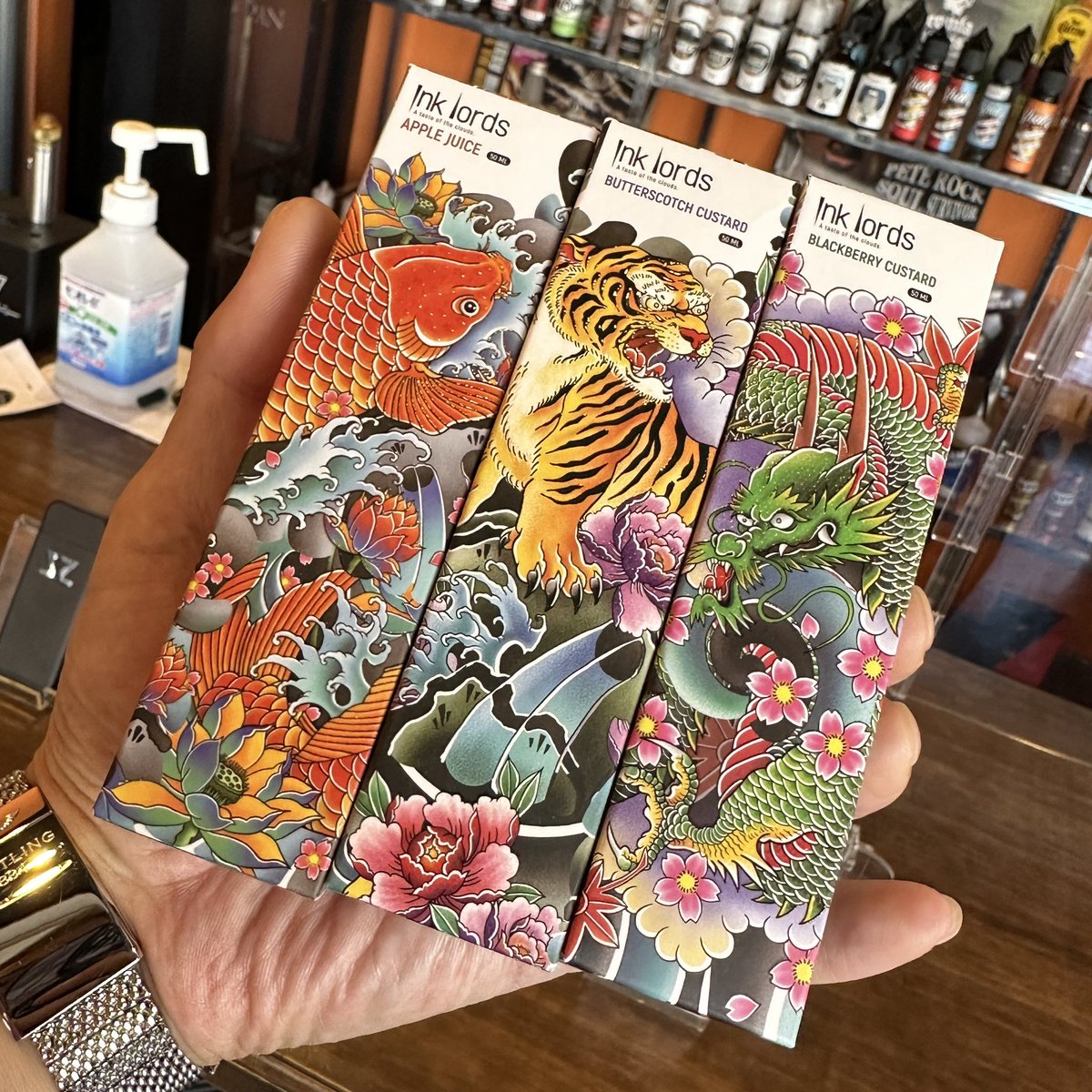 uvape0n's tweet photo. 久々に美味そうなリキッドGET💪
デザインがカッコいいから
3本もつい買っちゃった😊
#linklords
#vapesta https://t.co/pmhMe08WVC