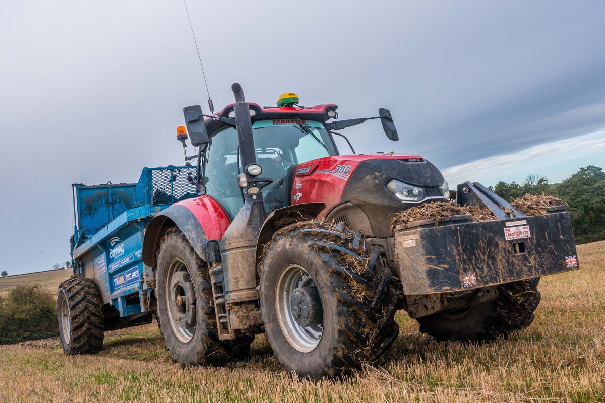 profiMagazin's tweet photo. Abgelichtet ist ein #Case IH Optum 300 AFS mit #Bunning Lowlander Streuer. https://t.co/eazQof3jjk