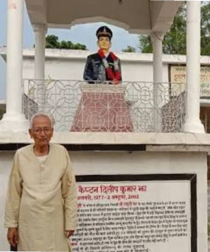 37VManhas's tweet image. 82 year old, Sh Nathuni Jha 
lost his son 

CAPTAIN DILIP KUMAR JHA
Kirti Chakra
7 JAT - AOC
#IndianArmy 

on this day in 2002.
20 year later he is still waiting for the piece of land promised to him.
Why make promises which you can’t fulfill ?

#FreedomisnotFree 
#CostofWar.