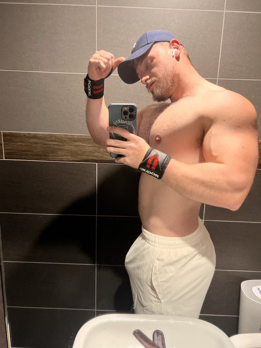Come support my growth beyond 100kg 😈 https://t.co/FvOngllcSJ 👅💪🏽 https://t.co/smqv2h1yzY