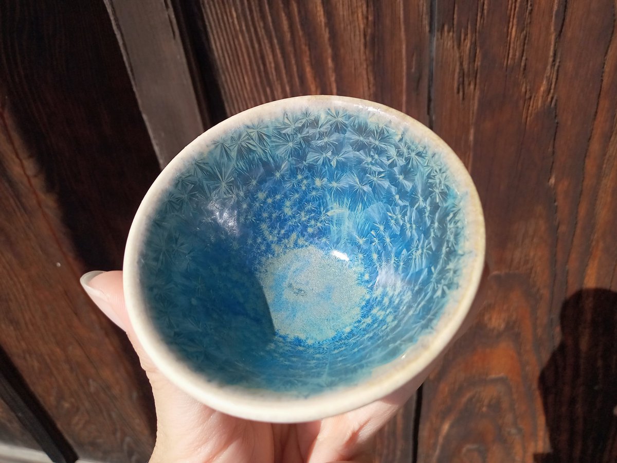亜鉛結晶釉というらしい 酸化亜鉛の結晶をゆっくり成長させるために他の釉薬 と比較して高温を長く維持しなければいけないので 窯の消耗が早まるため 陶芸作家さんもあまりやりたがらないそうだ