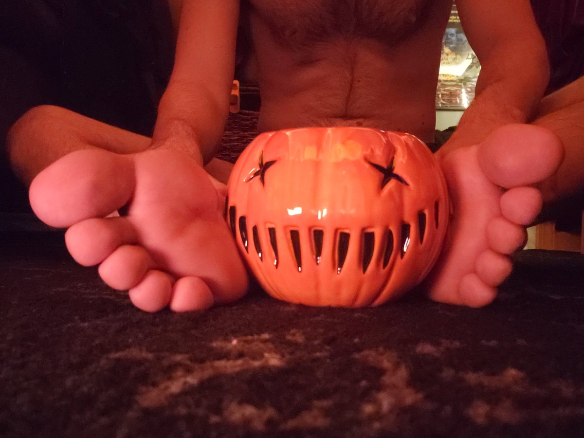 BigBroDumps's tweet photo. Happy October! 🎃 #gayfeet #malefootfetish https://t.co/7CudgKrzlq