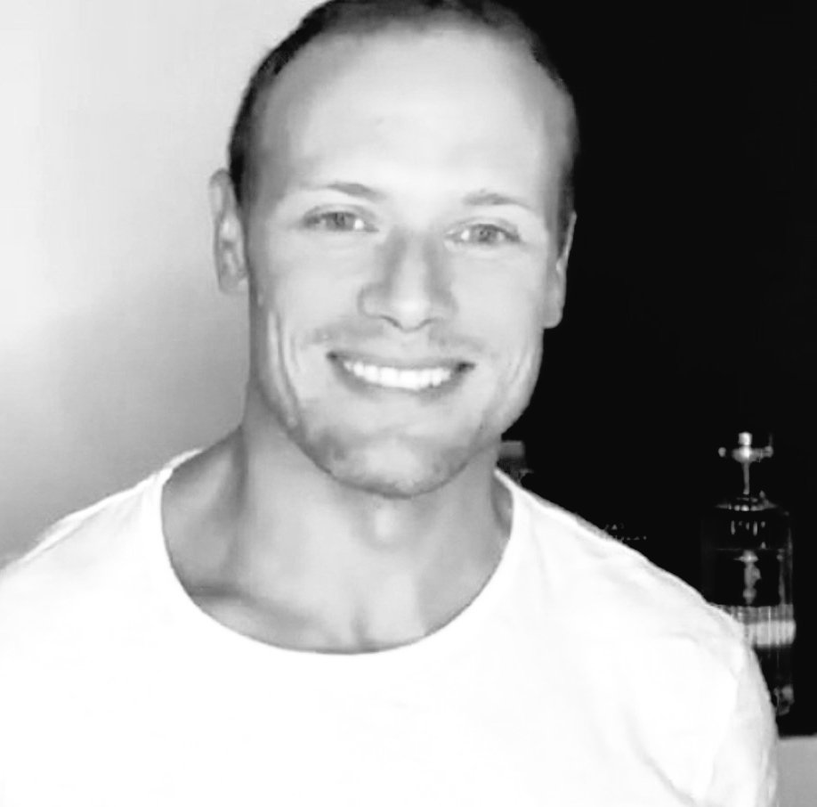peekaboo_jen's tweet photo. How it started and how it's going.

#SamHeughan https://t.co/XTcatBtzRq