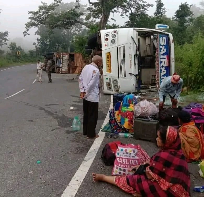 mejayantkumar's tweet photo. हजारीबाग चतरा मार्ग के कनोदा पानी घाटी में बस पलटने से 4 की मौत और दर्जनों लोग घायल। घटना देर रात की है, कटकमसांडी थाना पुलिस राहत बचाव कार्य में जुटी है । #dchazaribag #dcchatra @nhi #RoadAccident https://t.co/tkLMl5Ah3i