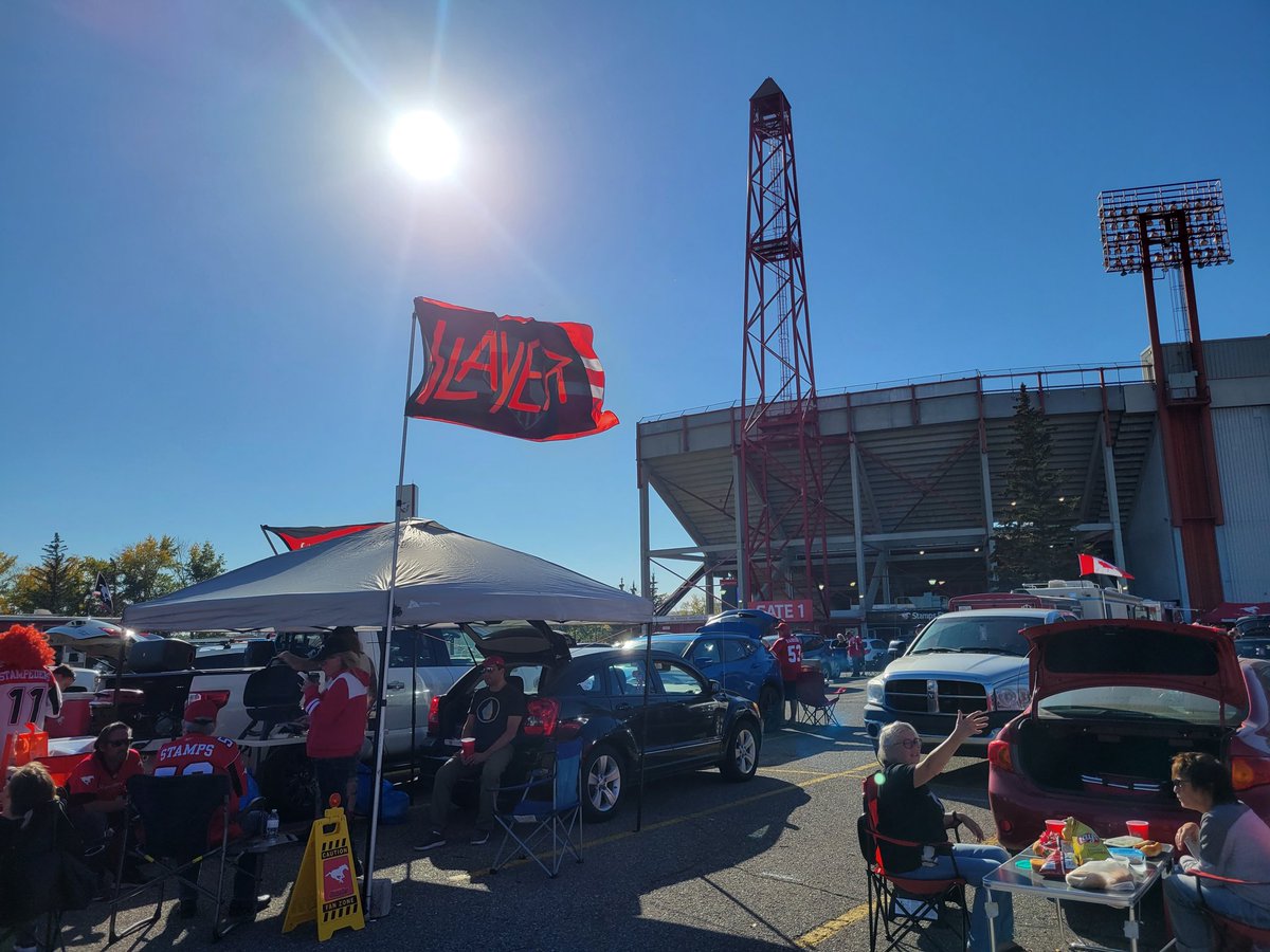 chrisholler13's tweet photo. @DGTnTeacher @CFL Great day for a game at McMahon Stadium. https://t.co/OVwhOvBZSk