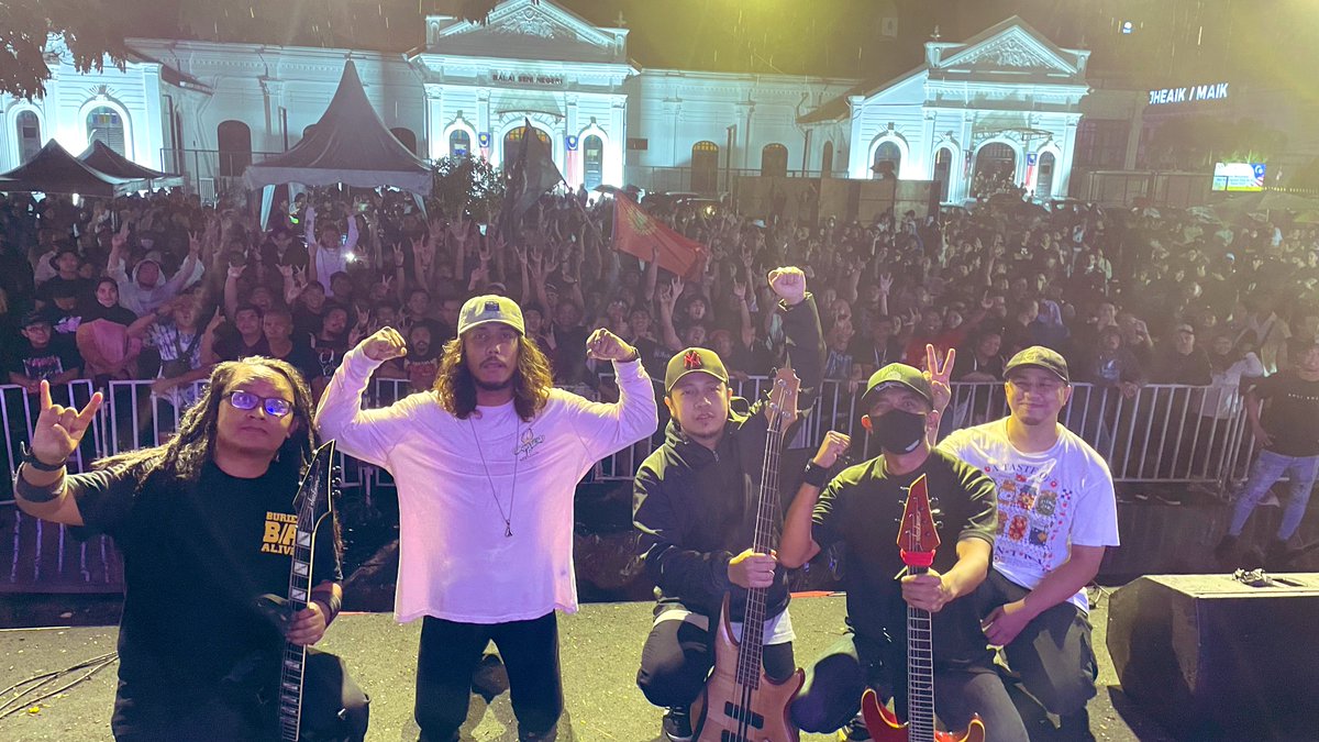 naratukd's tweet photo. terima kasih yang teramat sangat kepada “Ketua Pengarah” Balai Seni Alor Setar. anda memang sangat profesional terus menghentikan set kami serta merta walaupun telah mengikut garis panduan yang diberi. nampaknya masih ada double standard dalam seni muzik local. syabas! https://t.co/QbJgqwpb9t