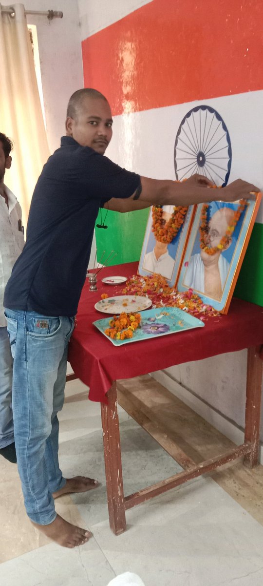 mshakib080_mohd's tweet photo. महात्मा गाँधी महान चरित्र के साथ अच्छे आदमी थे। वे जीवन भर सत्य और अहिंसा की राह पर चले। गांधीजी ने बिना हथियार अहिंसा के साथ भारत को आजादी दिलाकर सभी को सच्चाई और अहिंसा का पालन करने के लिए प्रेरित किया। उनका जीवन सभी के लिए प्रेरणा का स्रोत हैं।... https://t.co/w8M6ohndd3