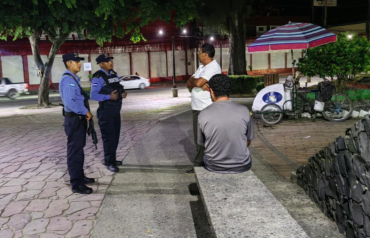 PoliciaHonduras's tweet photo. Continúan los operativos de prevención por parte de la #UDEP5 de Puerto Cortés con el apoyo de los alumnos del CCOP https://t.co/8o1V3zWBoJ