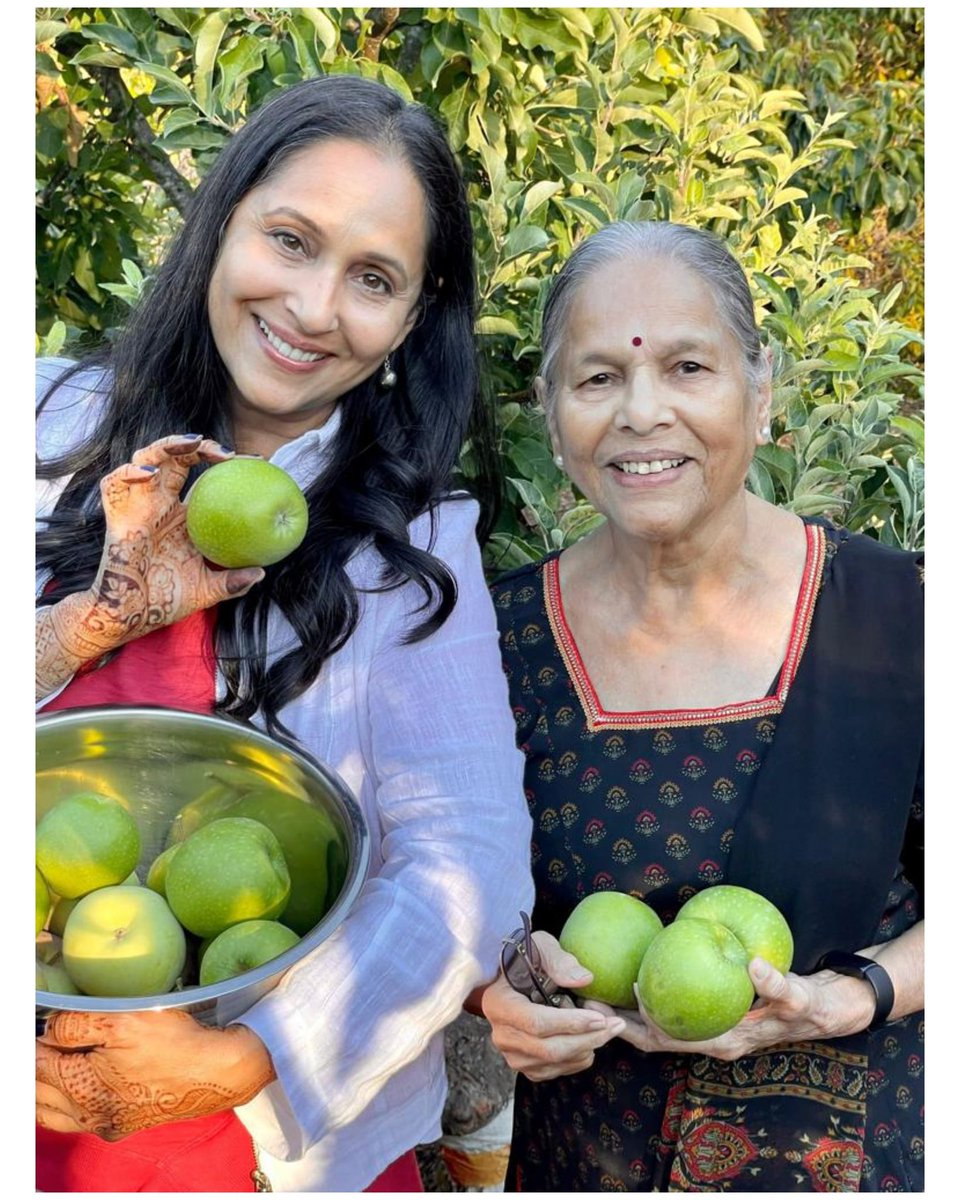 AshviniBhave's tweet photo. An apple of my eye with an apple of my garden!🍏💕
#HappySunday #goodmorning #morning #weekend #apples #appleofmyeyes #aai #sundaymorming #AshviniBhave https://t.co/OFt9RSN7kh