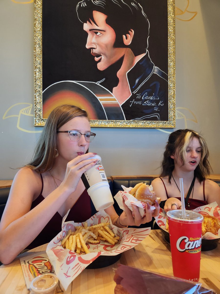 basnmw's tweet photo. No slaw, extra sass. Thanks @raisingcanes for making HOCO dinner a little tastier for these snacks! https://t.co/KRC3Hm1iMg