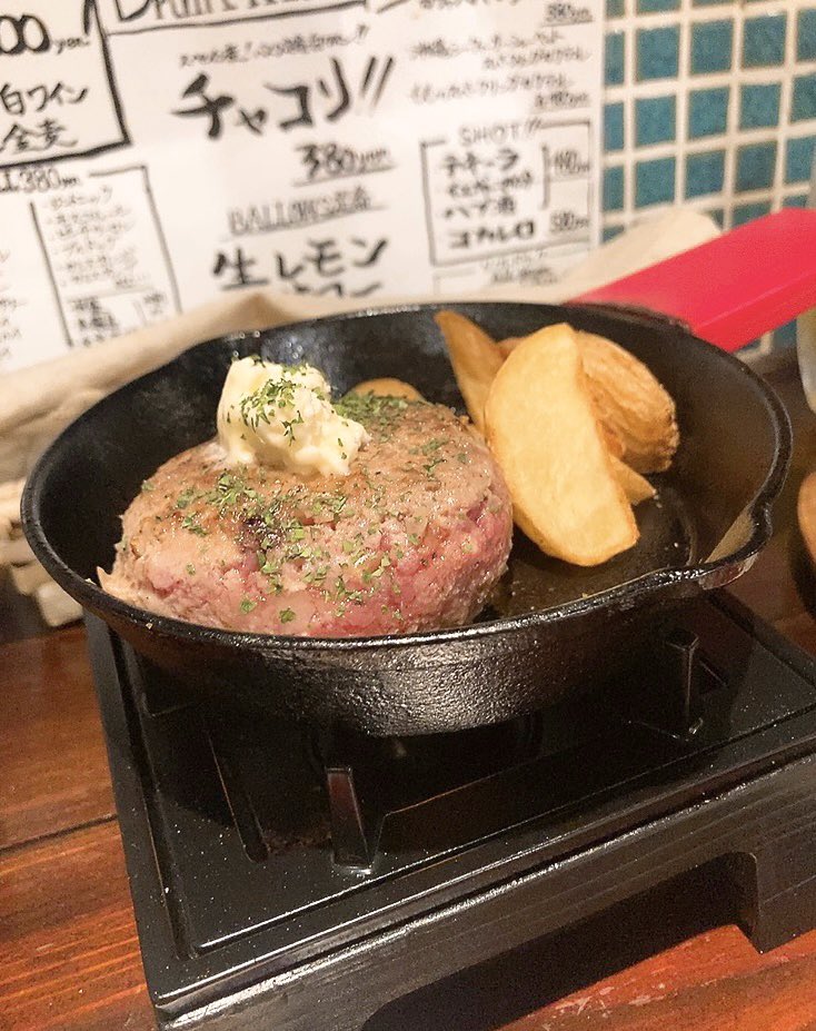 momorindayo's tweet photo. 那覇市久茂地の大衆酒場バロウズ🍺
金麦200円、極レア肉汁ハンバーグ500円、和牛炙り寿司1貫100円、カットステーキ290円、フォアグラソテーバケット399円。
下手に説明するより写真とメニュー載せた方がコスパの良さが伝わるお店🫠 https://t.co/z4jq05rKhF
