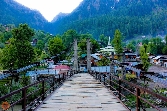 BeautyExplorers's tweet photo. Neelum Valley,Kashmir, Pakistan 🇵🇰 https://t.co/a9uSAeQthS