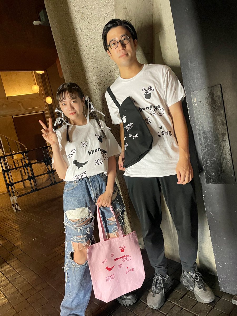 phenotas's tweet photo. ふぇのたす先行物販14:00〜15:30です。

可愛く仕上がっております✨

なお、AirPodsはケースのみの販売です。本体は別売りとなりますのでご注意ください。 https://t.co/hYFWKXM5YS