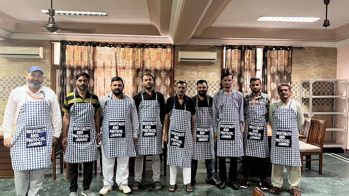 Niharika_JKAS's tweet photo. From hand looms of Samba to the kitchens of Hospitality and Protocol Jammu... @dcsambaoffice @dhhjammu @HolyMaddy @diosamba1
#sambahandloom
#VocalForLocal 
#supportswadeshi
#GandhiJayanti https://t.co/WsmAkrN2n6
