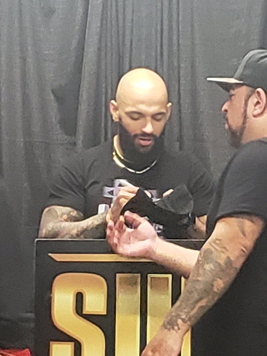 gingerminj007's tweet photo. Ricochet #WWERegina signing auto graphs for VIP experience. I asked him for a head lock but he smiled ear to ear and said he does to many,lol,He a Aweome guy! https://t.co/eTGYJdpAmz