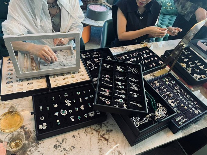 tangbo95's tweet photo. Most people are the first time in their lives. You use your only jewelry knowledge to compare prices among major brands and try to find the bottom line of beautiful styles after reading thousands of styles. However, none of you have got the answer. https://t.co/RydTco9HHW