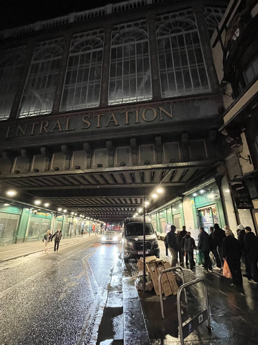hp_scotland's tweet photo. Last night we fed over 200 people huge amount of food no waste, GLASGOW was Hungry, @LeaderGCC @NicolaSturgeon @ScotGovFM @scotgov we really need your help a building winter 🥶 is getting closer every day. #compassion #homeless #greggs https://t.co/vAaaRnpMgI