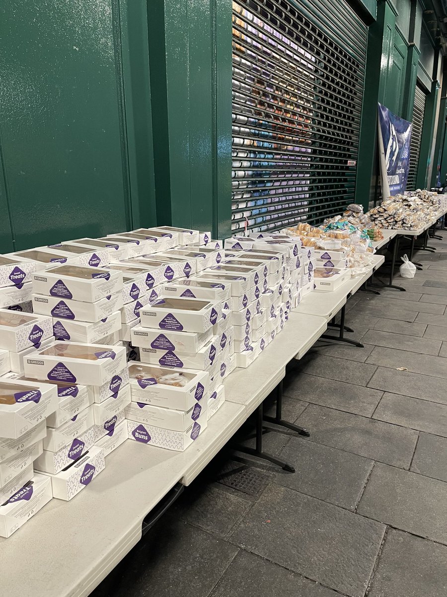 hp_scotland's tweet photo. Last night we fed over 200 people huge amount of food no waste, GLASGOW was Hungry, @LeaderGCC @NicolaSturgeon @ScotGovFM @scotgov we really need your help a building winter 🥶 is getting closer every day. #compassion #homeless #greggs https://t.co/vAaaRnpMgI