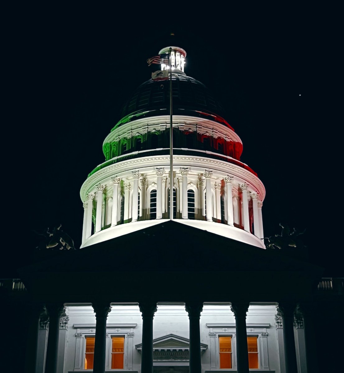 California stands in solidarity with those speaking out against the death of Mahsa Amini and for women’s rights in Iran. Tonight, the California State Capitol is lit up the green, white, and red to participate in a Global Day of Solidarity for Iran. 🇮🇷