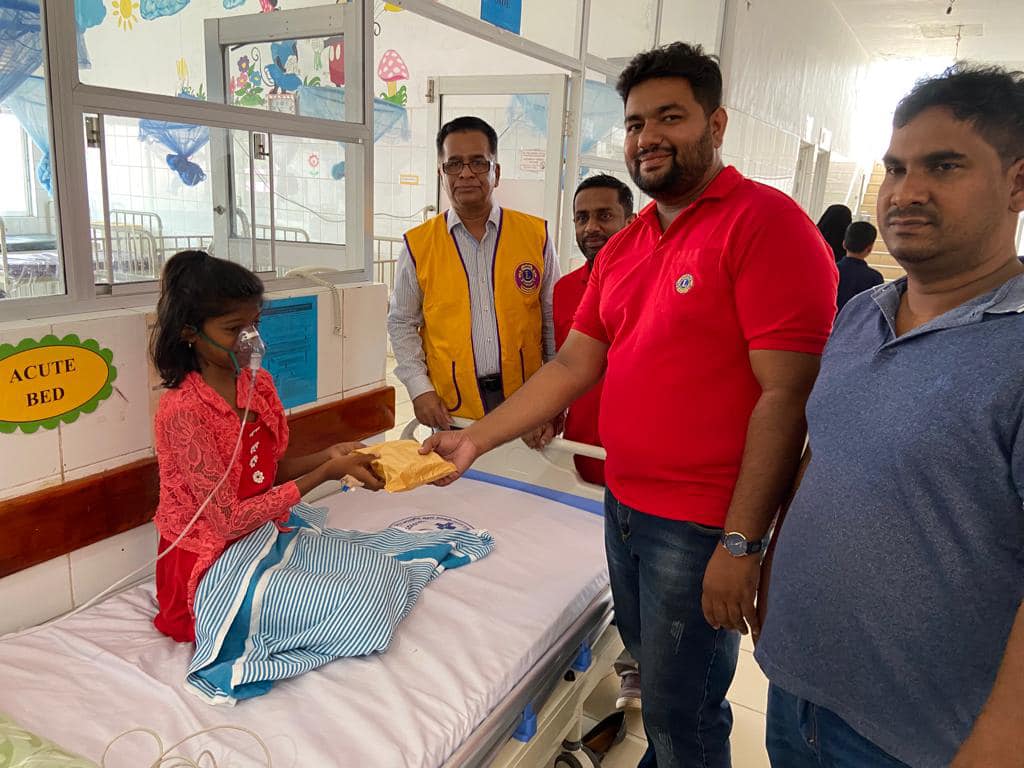 Lions306's tweet photo. On the occasion of World Children's Day, Lions Club of Arugambay Exelenc were organized and the program was held in Pothuvil Base Hospital in a grand manner and gifts were also given  to the children. https://t.co/NQWNsW9diG