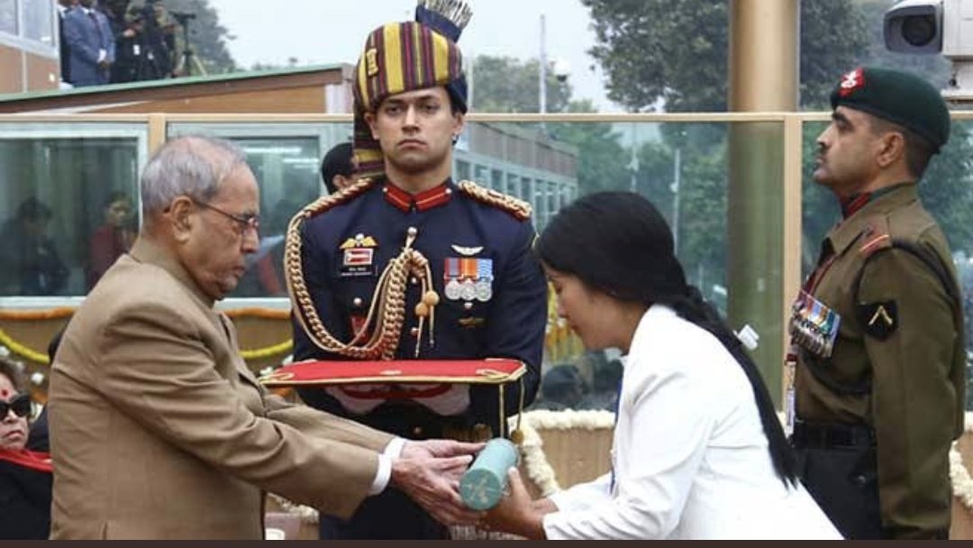 love_for_nation's tweet photo. He was born on 2nd Oct, 1979 in Borduria Village of Tirap District, Arunachal Pradesh.
Remembering
Havaldar Hangpan Dada
Ashoka Chakra (P)
35 RR/4 ASSAM
on his 43rd Birth Anniversary today.
He sacrificed his life after eliminating 3 terrorists in Naugam Sector in 2016.
🇮🇳💐🙏🏼 https://t.co/Ykx79fODOs