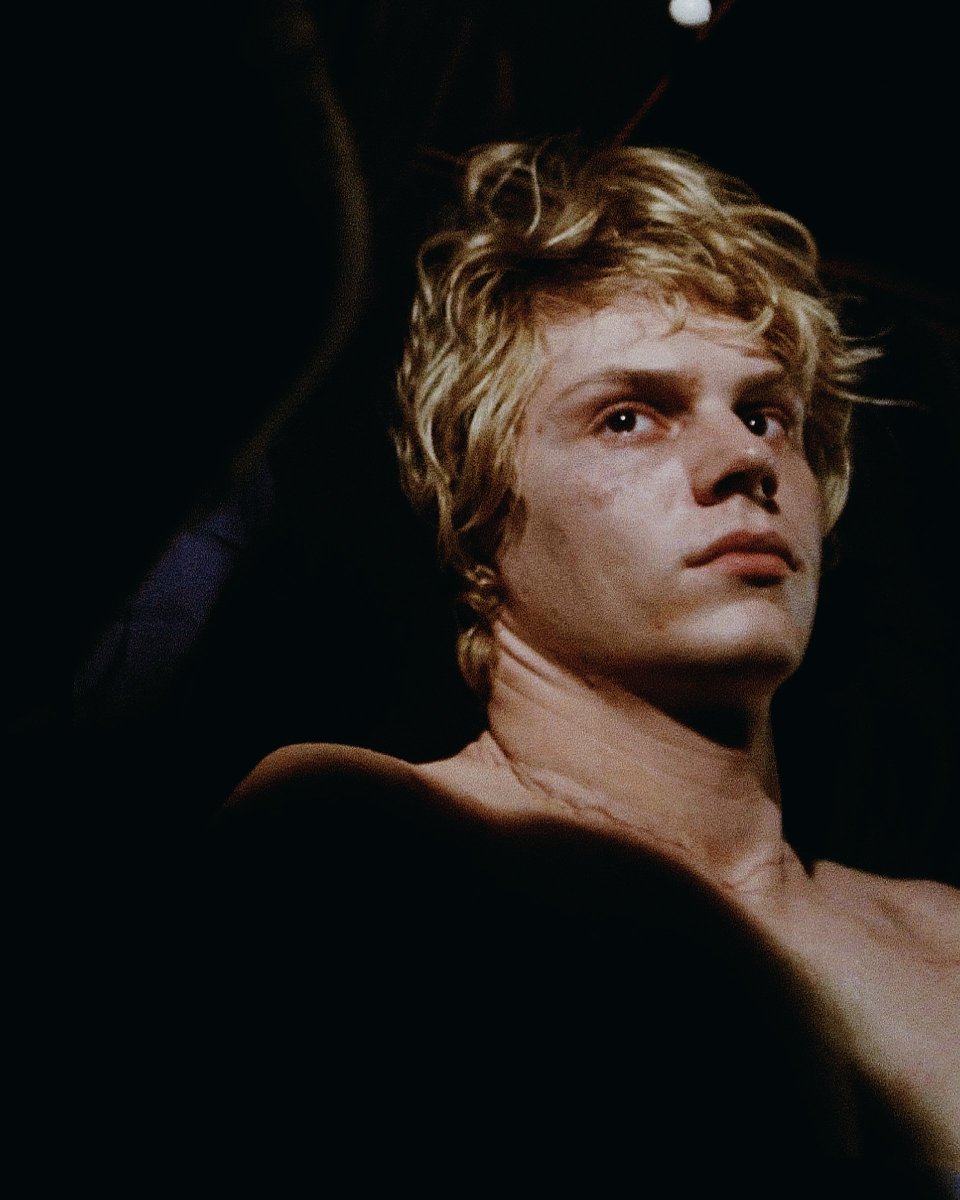 hourly evan peters tweet media