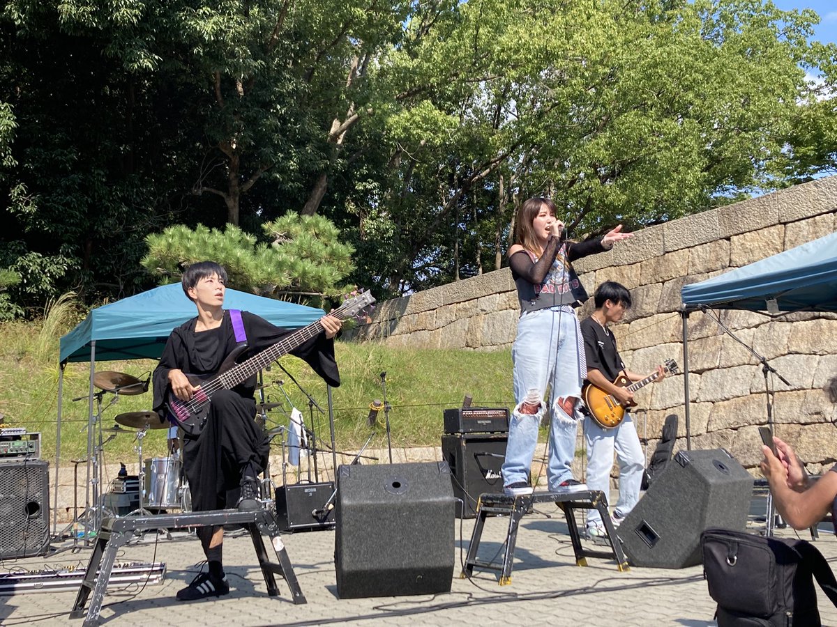 sonicform1's tweet photo. 10/2 城天ストリート🏯
3組目は
✨『DIVIVE』✨
ロックの中のロック🔥
女性ボーカルの声、楽器隊の力強さ
必聴です🔥
#DIVIVE
#フリーライブ
#大阪城公園
#城天 https://t.co/HSIiMBxBIU