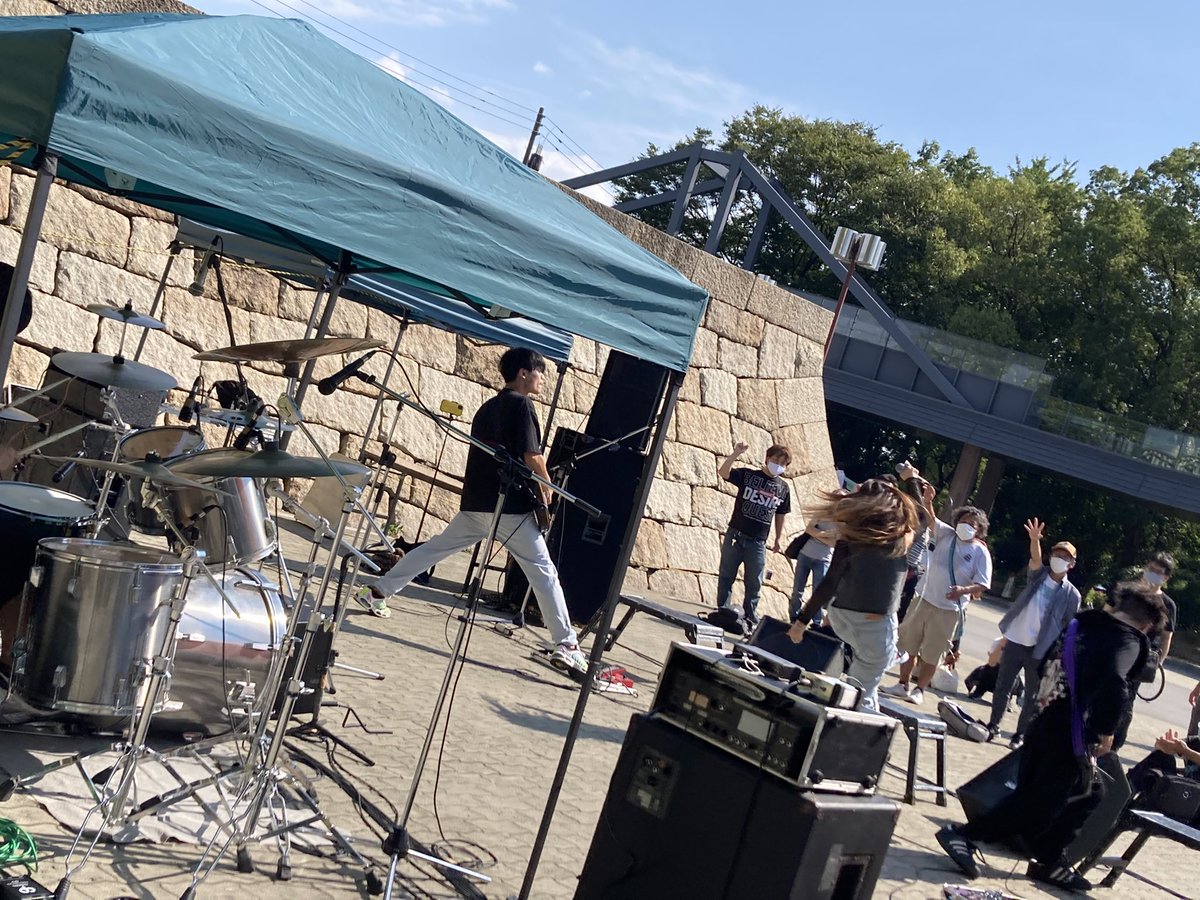 sonicform1's tweet photo. 10/2 城天ストリート🏯
3組目は
✨『DIVIVE』✨
ロックの中のロック🔥
女性ボーカルの声、楽器隊の力強さ
必聴です🔥
#DIVIVE
#フリーライブ
#大阪城公園
#城天 https://t.co/HSIiMBxBIU