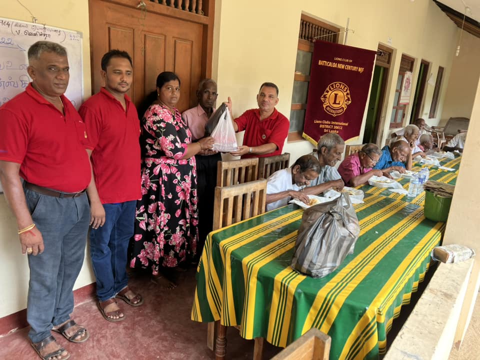 Lions306's tweet photo. World Elders’ Day celebration at NANTHAVANAM ELDERS HOME Kaluwanchikudy arrange by Lions Club of Sammanthurai Golden City https://t.co/Gm7m0tVohL