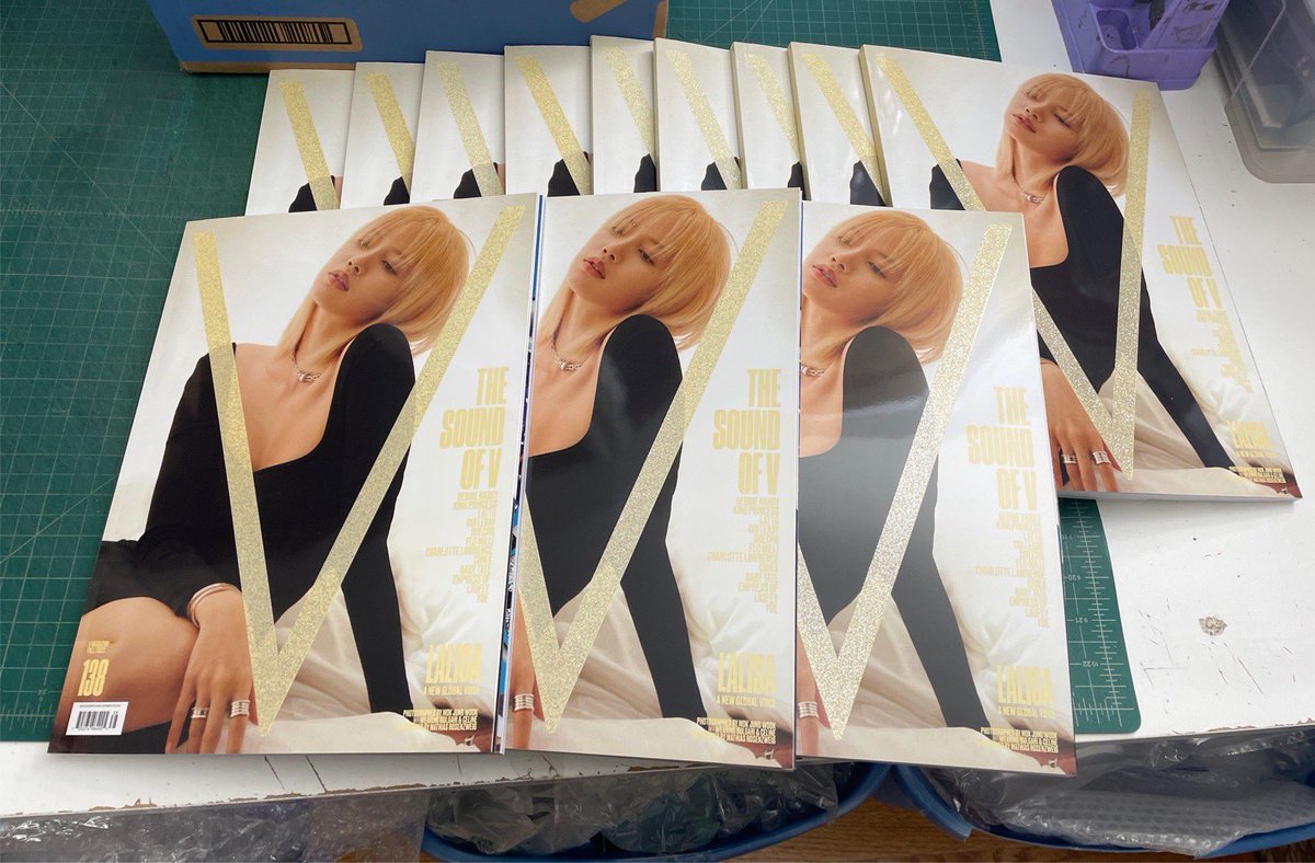 LILITEAMTH327's tweet photo. #LILITEAMUPDATE
• V MAGAZINE
- Normal Edition: รอบแอร์ถึงโกดังที่อเมริกาครบแล้ว รอส่งกลับไทย 1 สัปดาห์ค่ะ รอบเรือรอโกดังอัพเดทรูปให้อยู่ค่ะ
- Deluxe Edition: สำนักพิมพ์แจ้งจัดส่งแล้ว แต่ยังไม่ถึงโกดังในอเมริกาค่ะ https://t.co/N9wN6ARwZs
