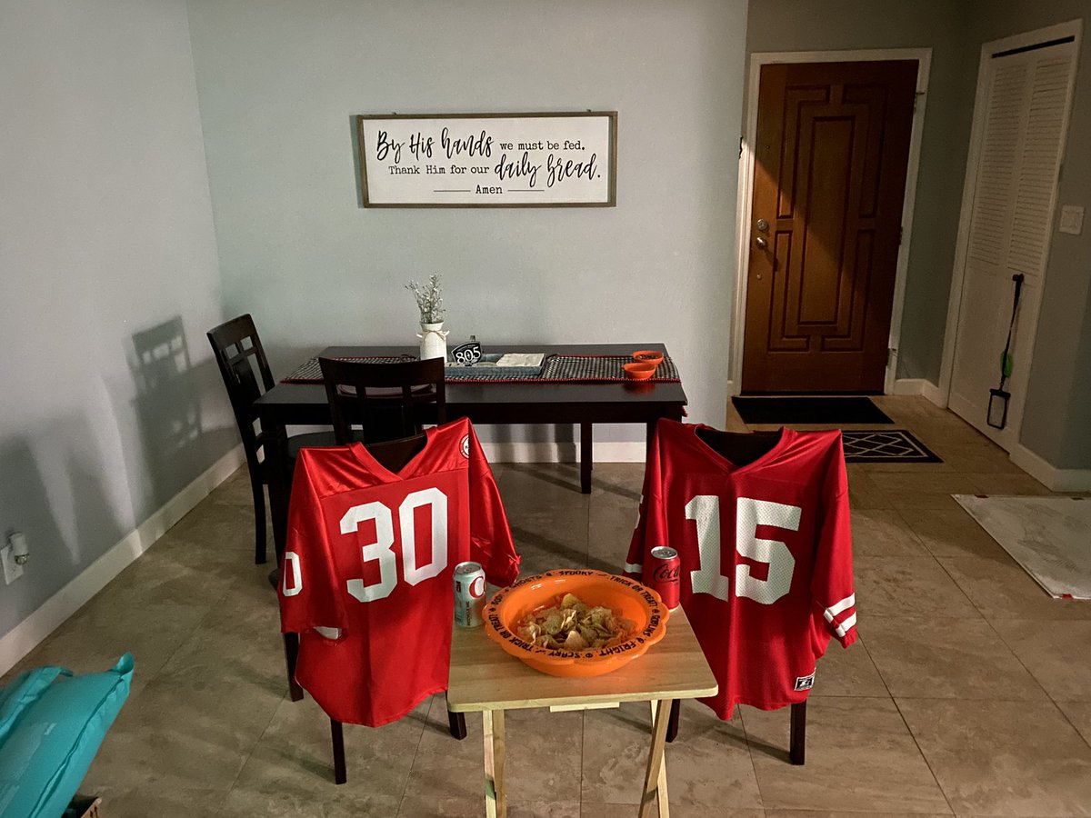 Pat83783734's tweet photo. Special visitors for game tonight.
They aren’t leaving anytime soon. https://t.co/Xn74FzZPBw