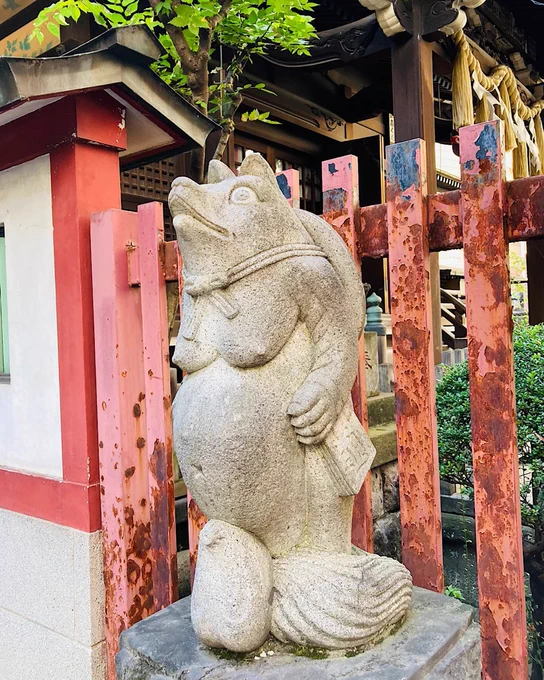 《神田川》天気が良いのでお江戸をぶらぶら神田川沿いに柳森神社なるやしろを発見たぬきがいました 