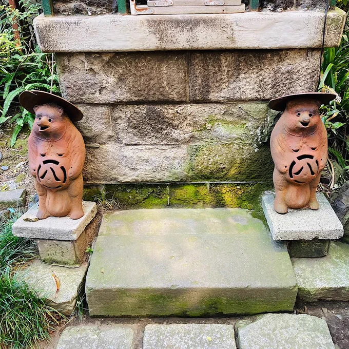 《神田川》天気が良いのでお江戸をぶらぶら神田川沿いに柳森神社なるやしろを発見たぬきがいました 